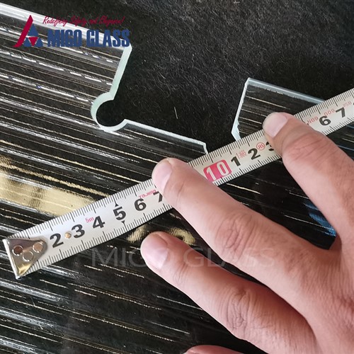 דלת מקלחת מחורצת מזכוכית