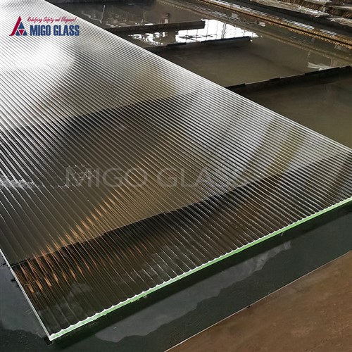 דלת מקלחת זכוכית מחורצת