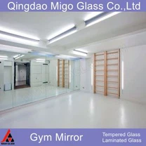 מראה קיר בחדר כושר