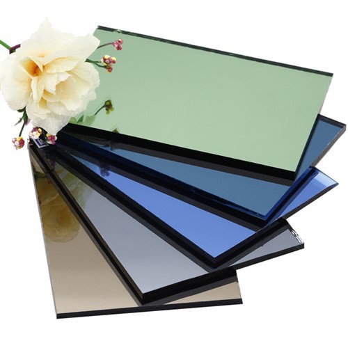 מראה דקורטיבית עם צבעים שונים וצורות שונות