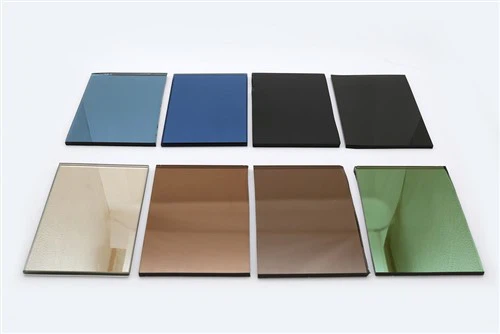 זכוכית כהה ומשקפת